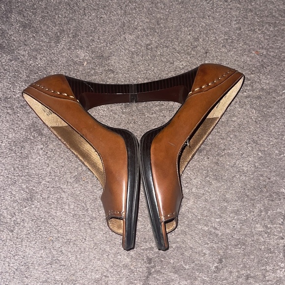 Ladies brown Rialto stitch around heels - Picture 6 of 7